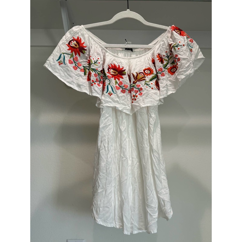 NWT Davi & Dani Floral Embroidered Ruffle Top Women's Small